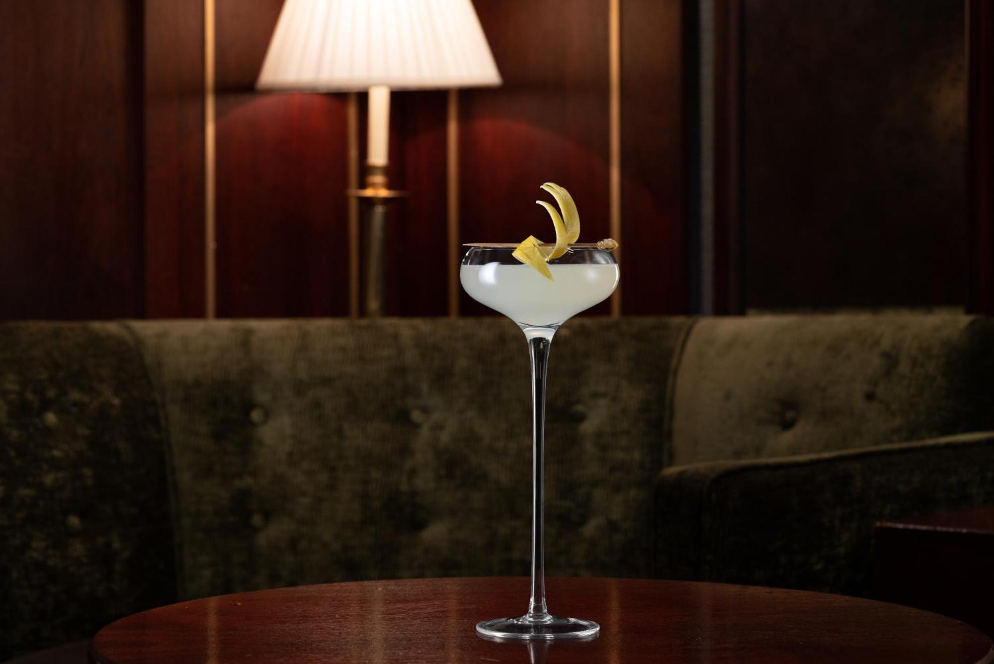 โรงแรมเดอะ สแตฟฟอร์ด ลอนดอน ภายนอก รูปภาพ A Vesper cocktail