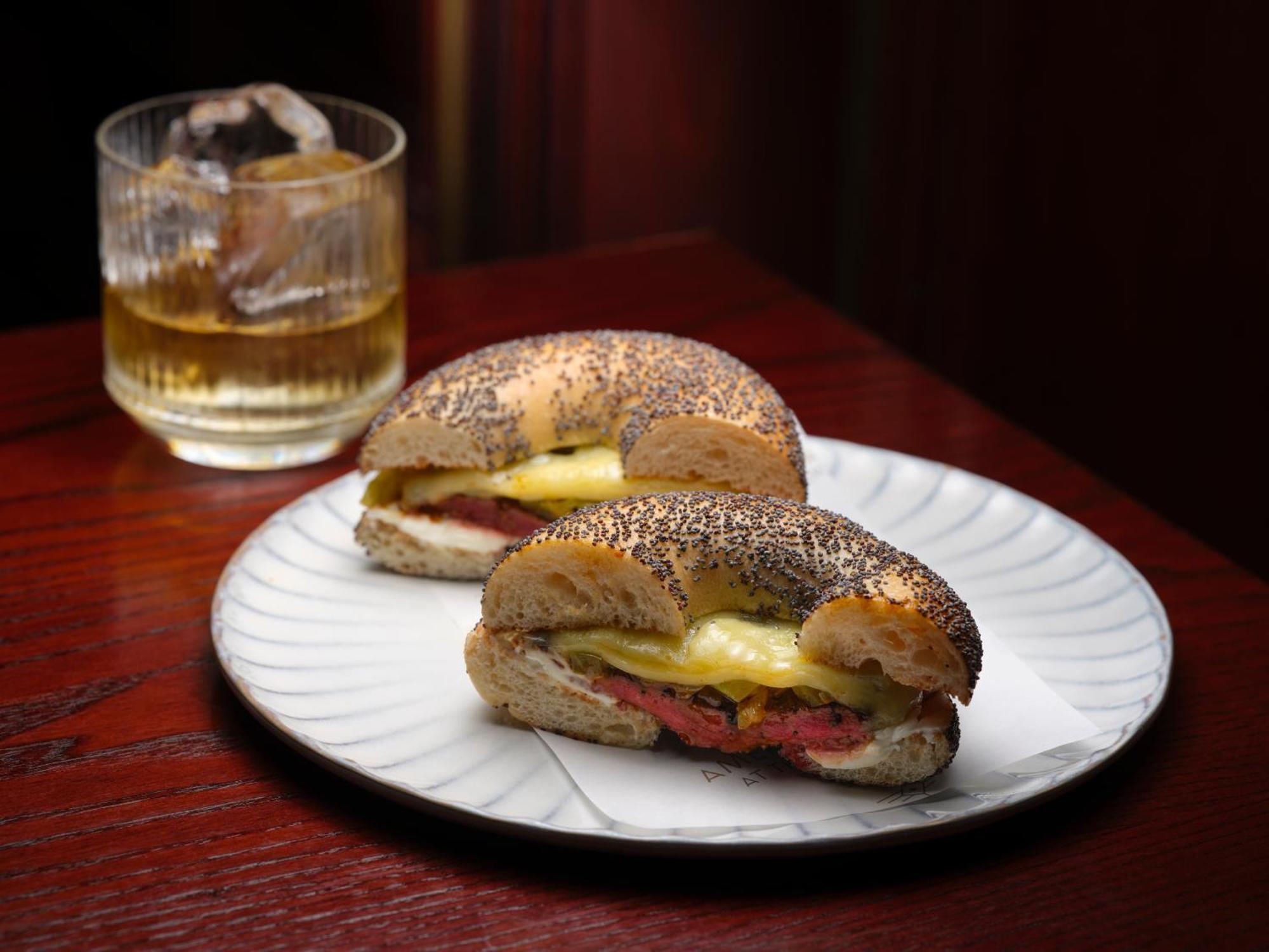 โรงแรมเดอะ สแตฟฟอร์ด ลอนดอน ภายนอก รูปภาพ A bagel dog
