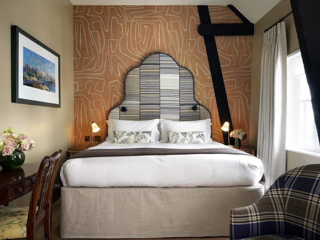 โรงแรมเดอะ สแตฟฟอร์ด ลอนดอน ภายนอก รูปภาพ A bedroom at The Mitre